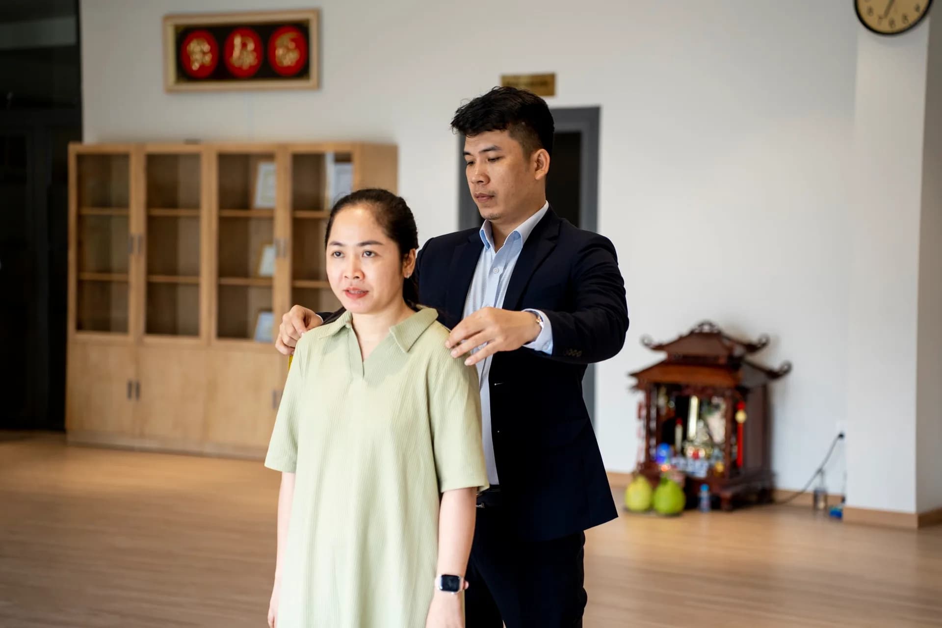 Đo vai cho nhân viên nữ trong văn phòng sáng sủa