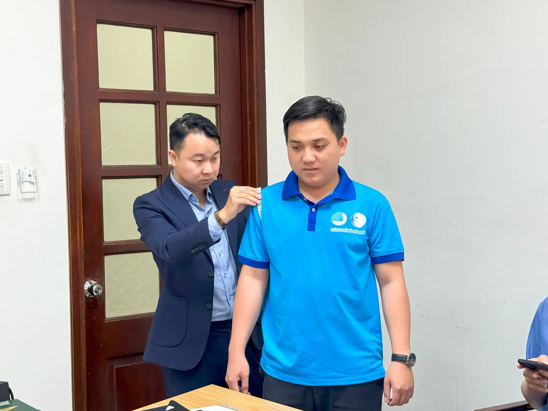 Đo vai cho cán bộ đoàn mặc áo polo xanh Thành đoàn