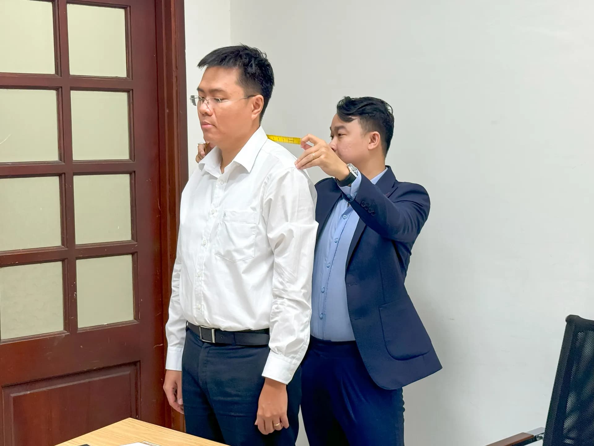 Thợ may vest navy đo chiều dài vai khách nam sơ mi trắng, quần tây xanh đen