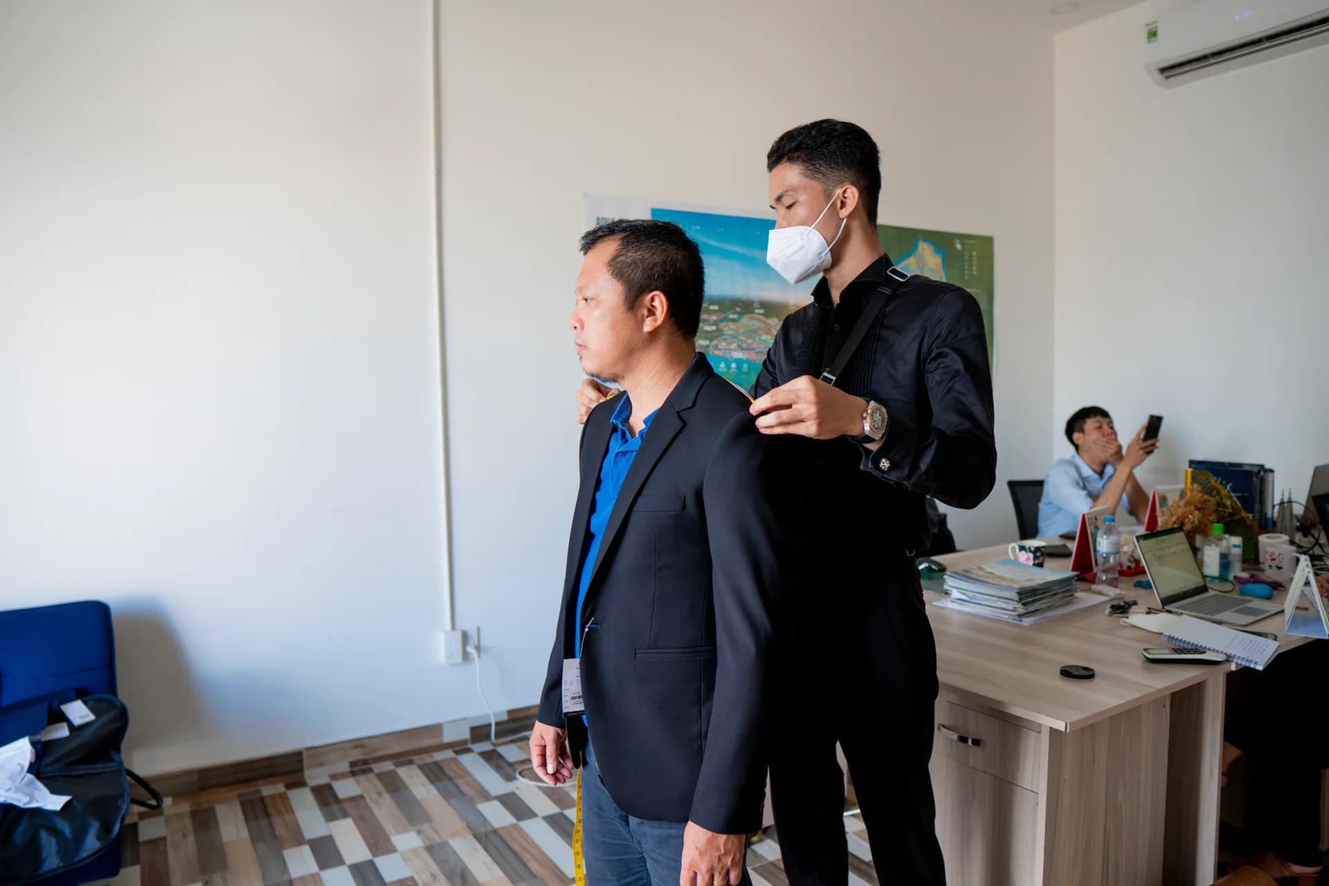 Đo vai áo vest cho nhân viên ngay tại văn phòng