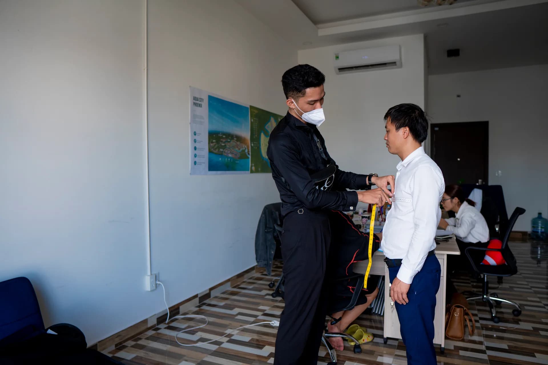 Đo vòng ngực nhân viên áo sơ mi trắng tại văn phòng, minh họa trang phục nam gọn gàng khi đi phỏng vấn