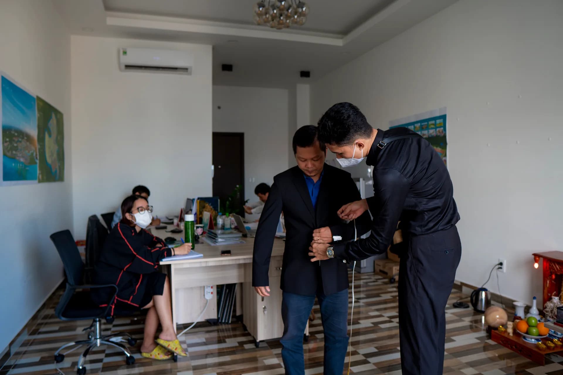 Đo dài tay áo vest cho nhân viên