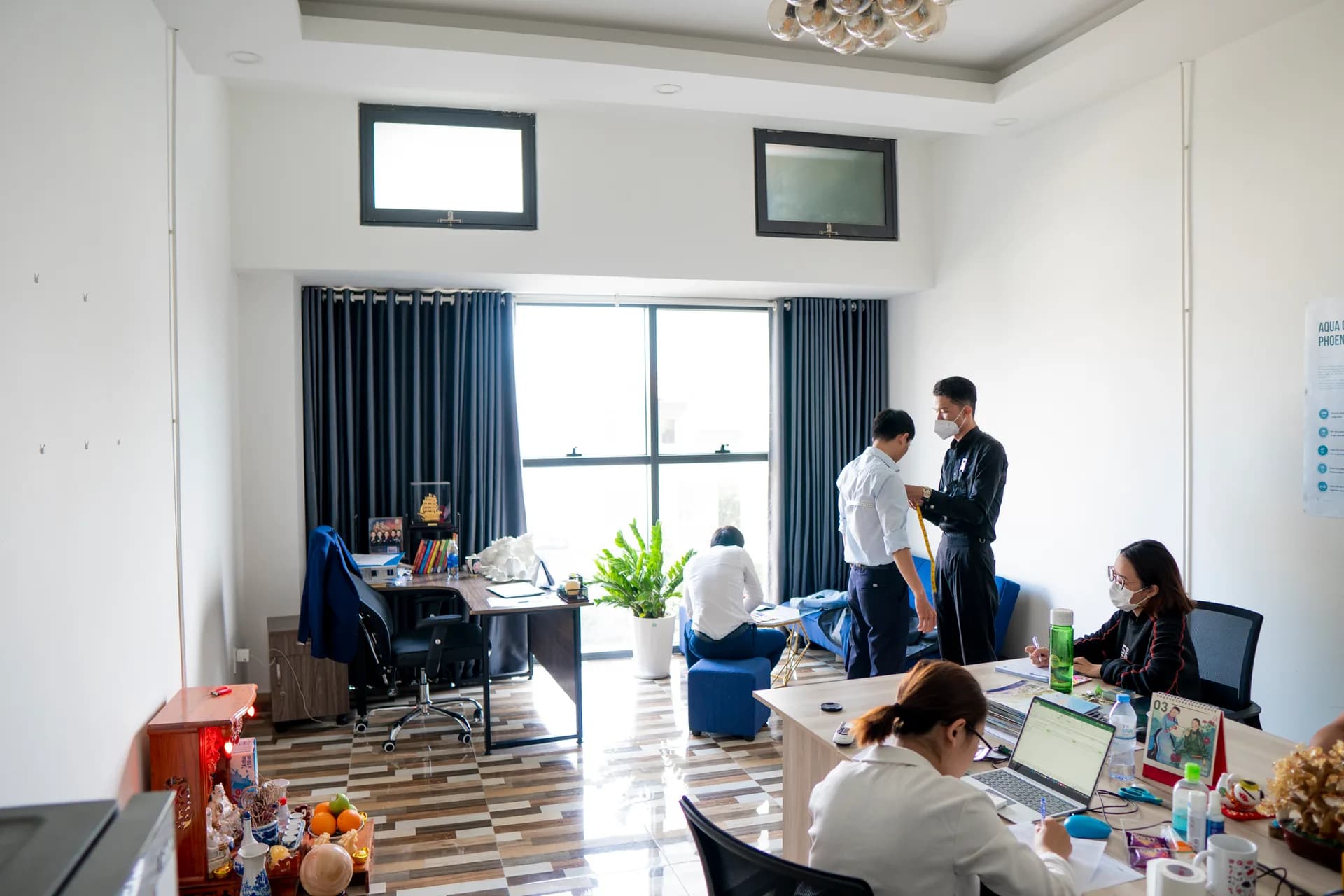 Đo đồng phục ngay giữa văn phòng làm việc