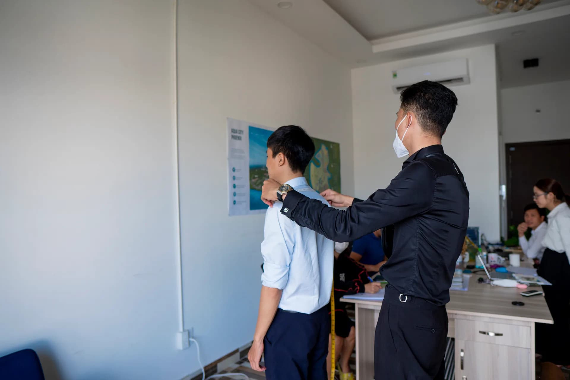 Đo vai và chiều dài áo sơ mi cho nhân viên