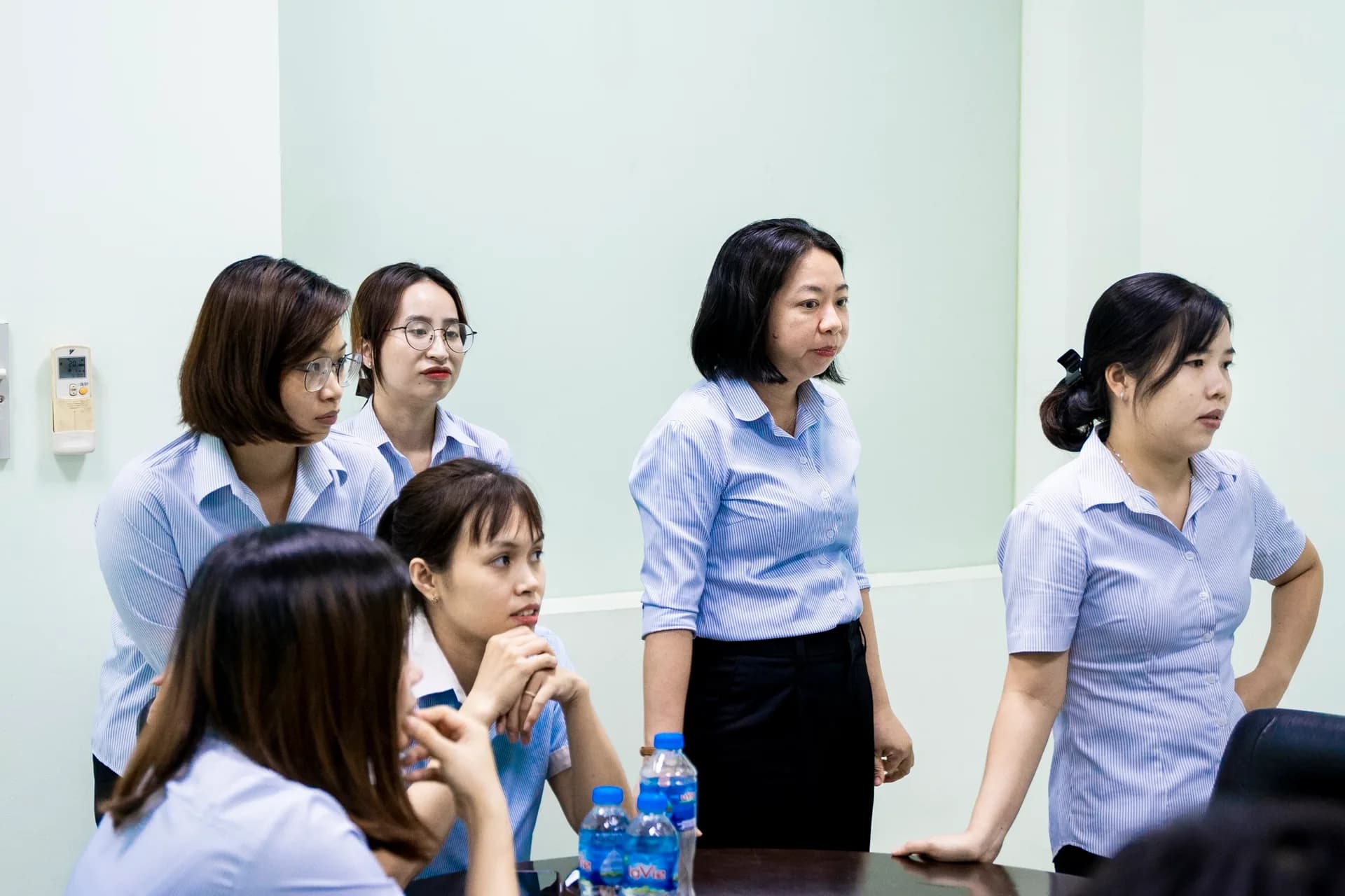 Nhóm nhân viên nữ Velmar chờ đến lượt đo