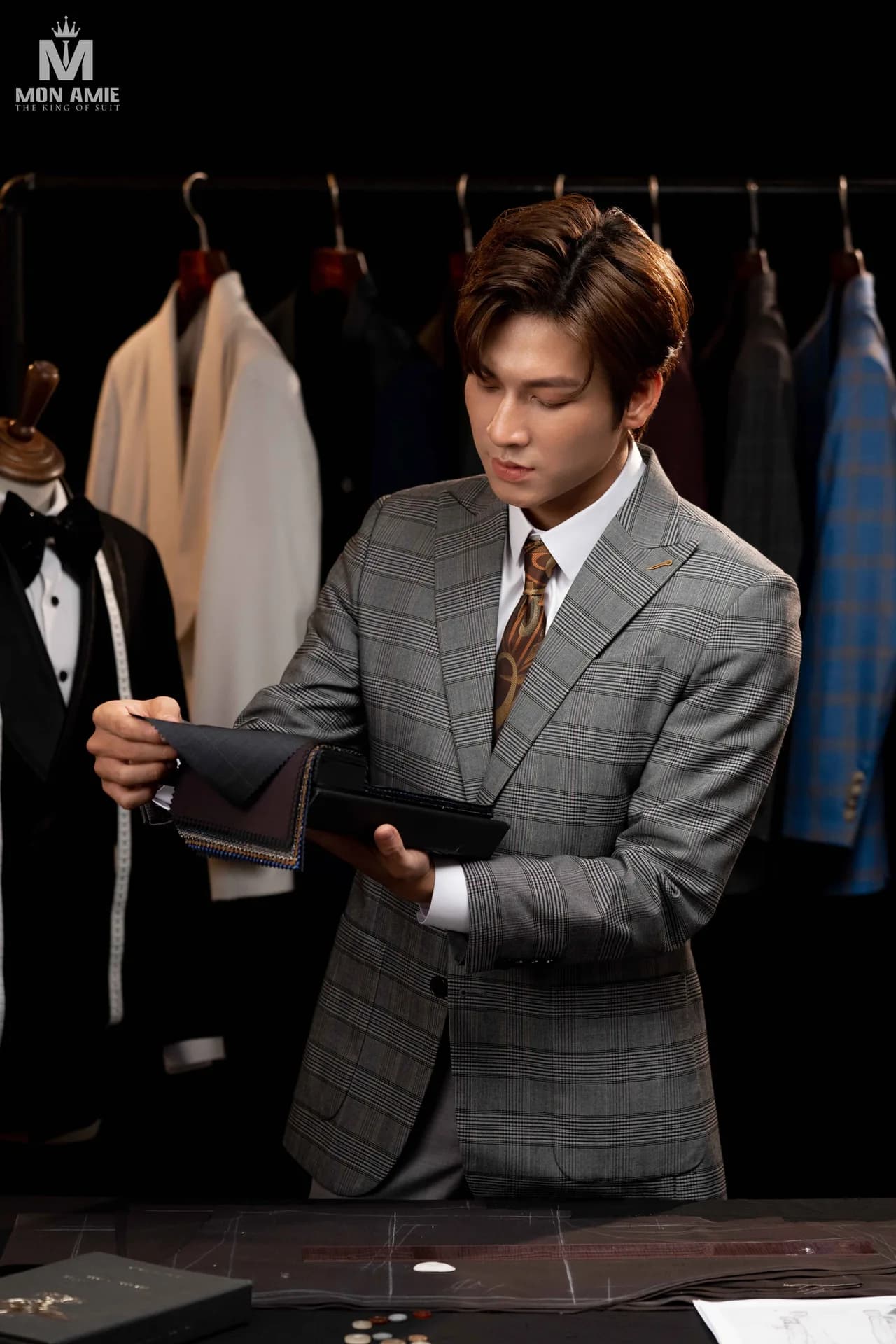 Chọn mẫu vải trong sổ vải, suit caro xám phối cà vạt họa tiết, gợi ý vest xám cà vạt màu gì