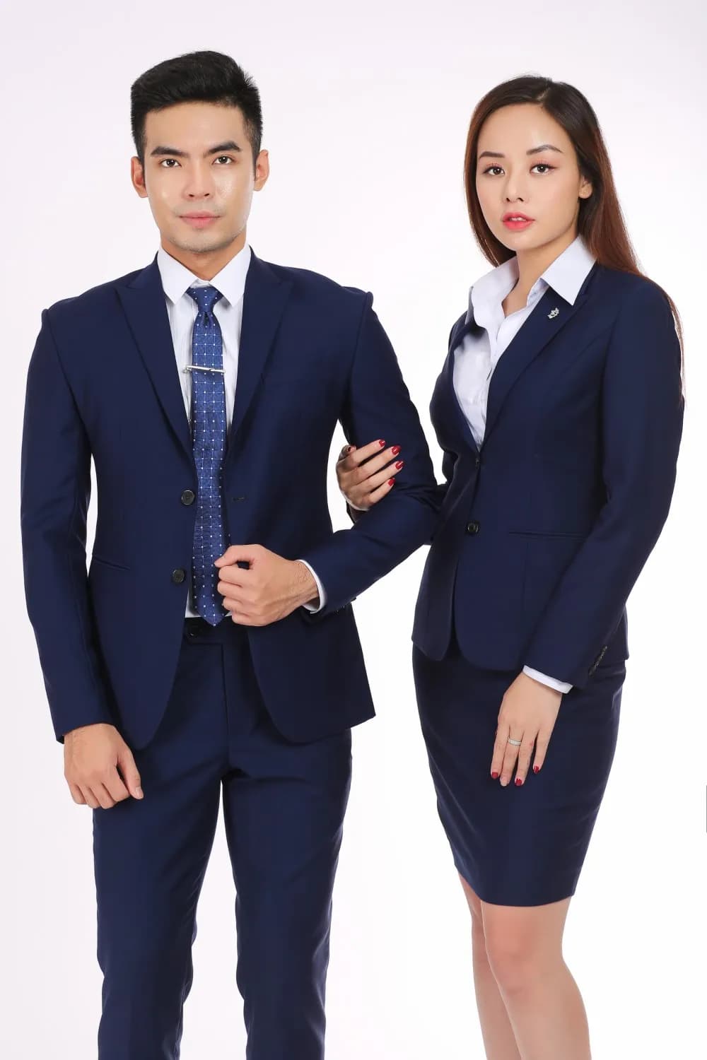 Cặp đồng phục xanh navy, cà vạt xanh dương, nam nữ khoác tay, cận cảnh