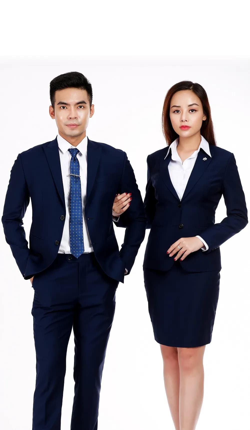 Cặp đồng phục xanh navy, cà vạt xanh, nam nữ khoác tay