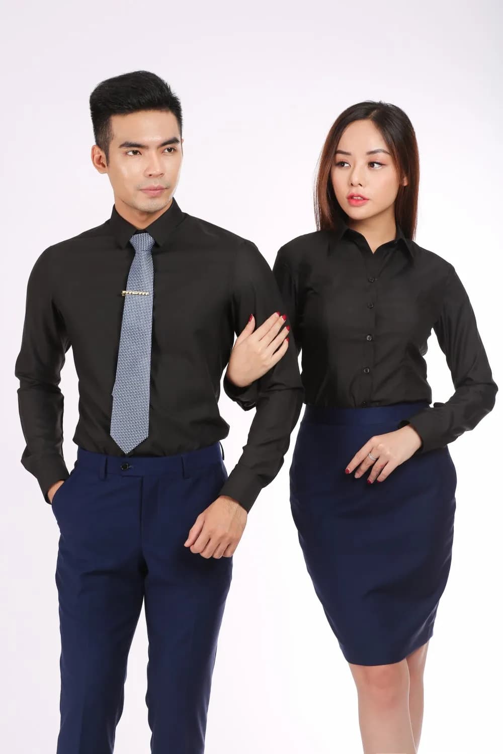 Cặp đồng phục sơ mi đen, cà vạt xám, quần và chân váy xanh navy