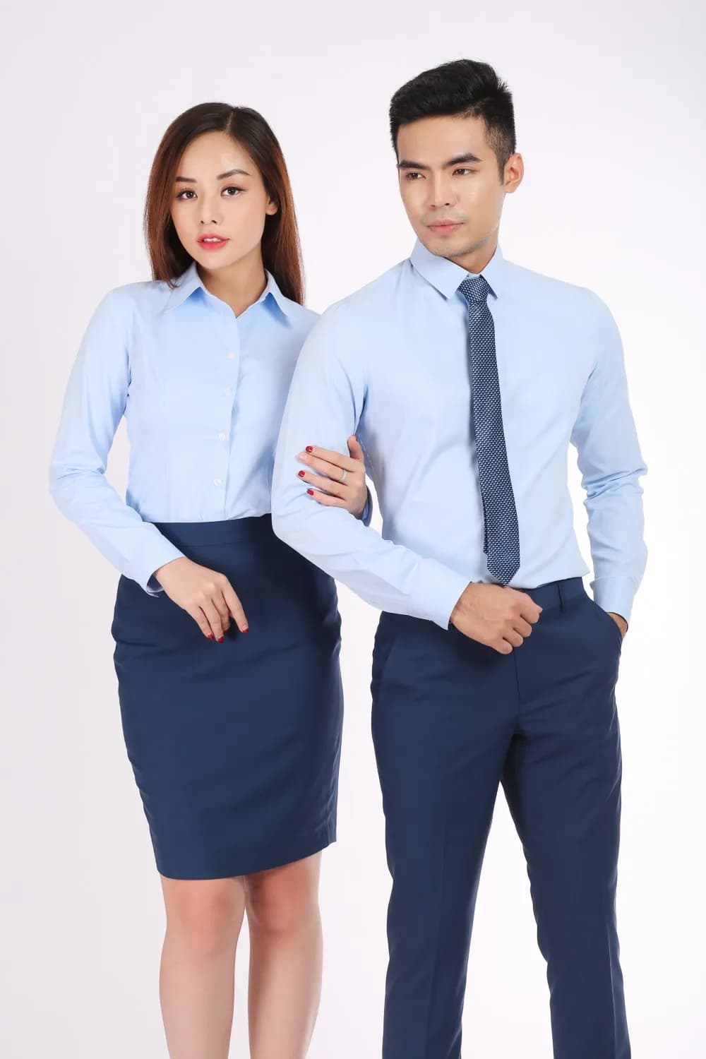 Cặp đồng phục sơ mi xanh nhạt, cà vạt navy, nam nữ khoác tay