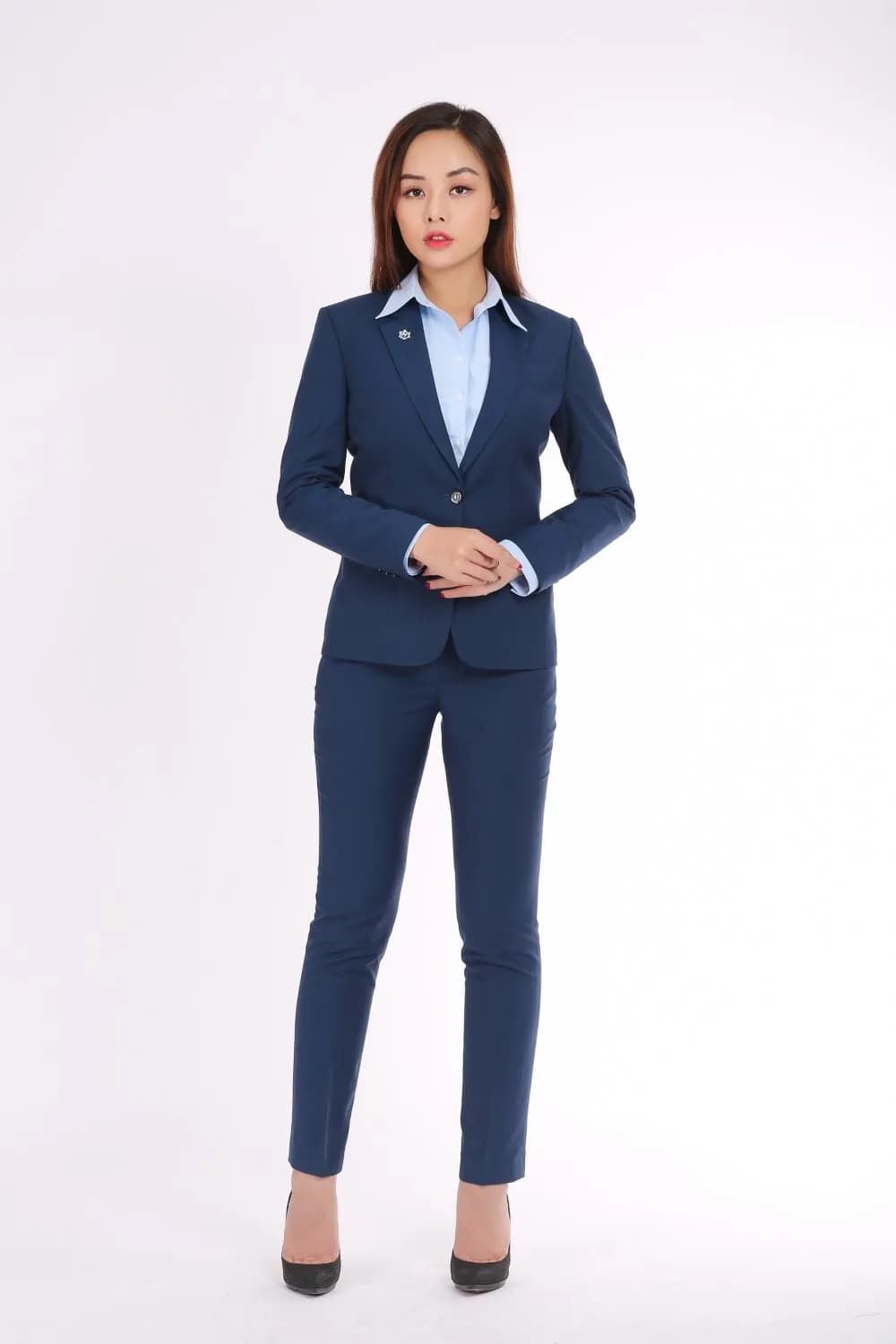 Nữ vest xanh navy kèm quần tây, sơ mi xanh nhạt, dáng đứng thẳng
