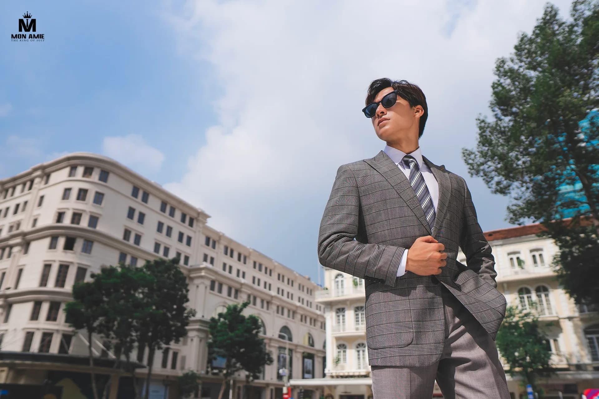 Cận cảnh tuxedo đen ve lụa, nơ cổ, khăn cài túi và khuy măng sét xanh, gợi ý quà tặng sinh nhật doanh nhân