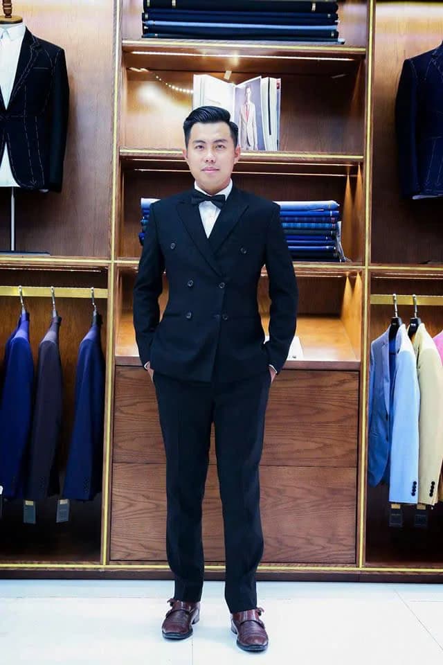 Nam mặc vest đen hai hàng nút, nơ trắng và giày nâu khóa, minh họa vest đen đi giày màu gì