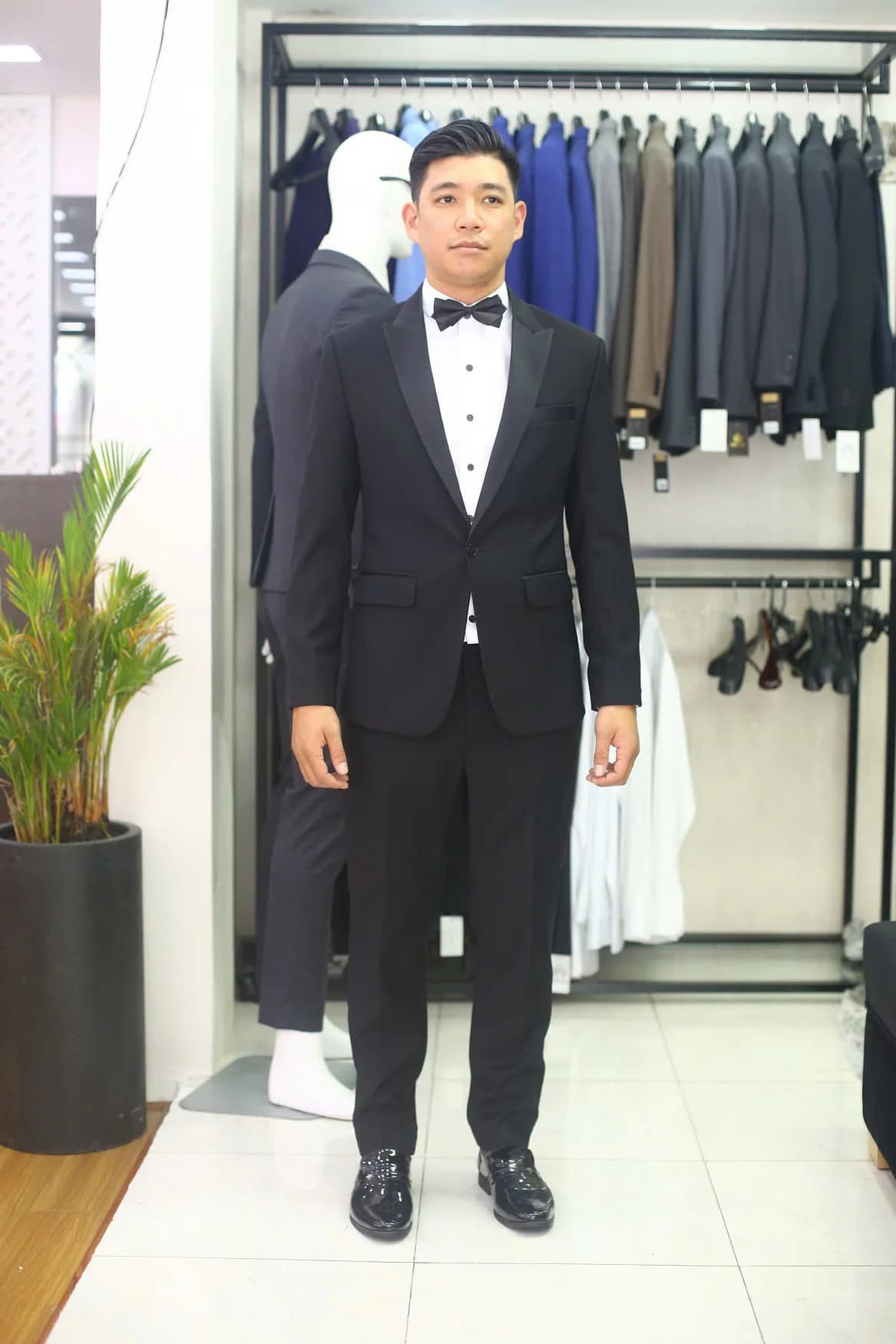 Nam mặc tuxedo đen ve satin, nơ đen và giày da bóng, minh họa tuxedo nam chuẩn