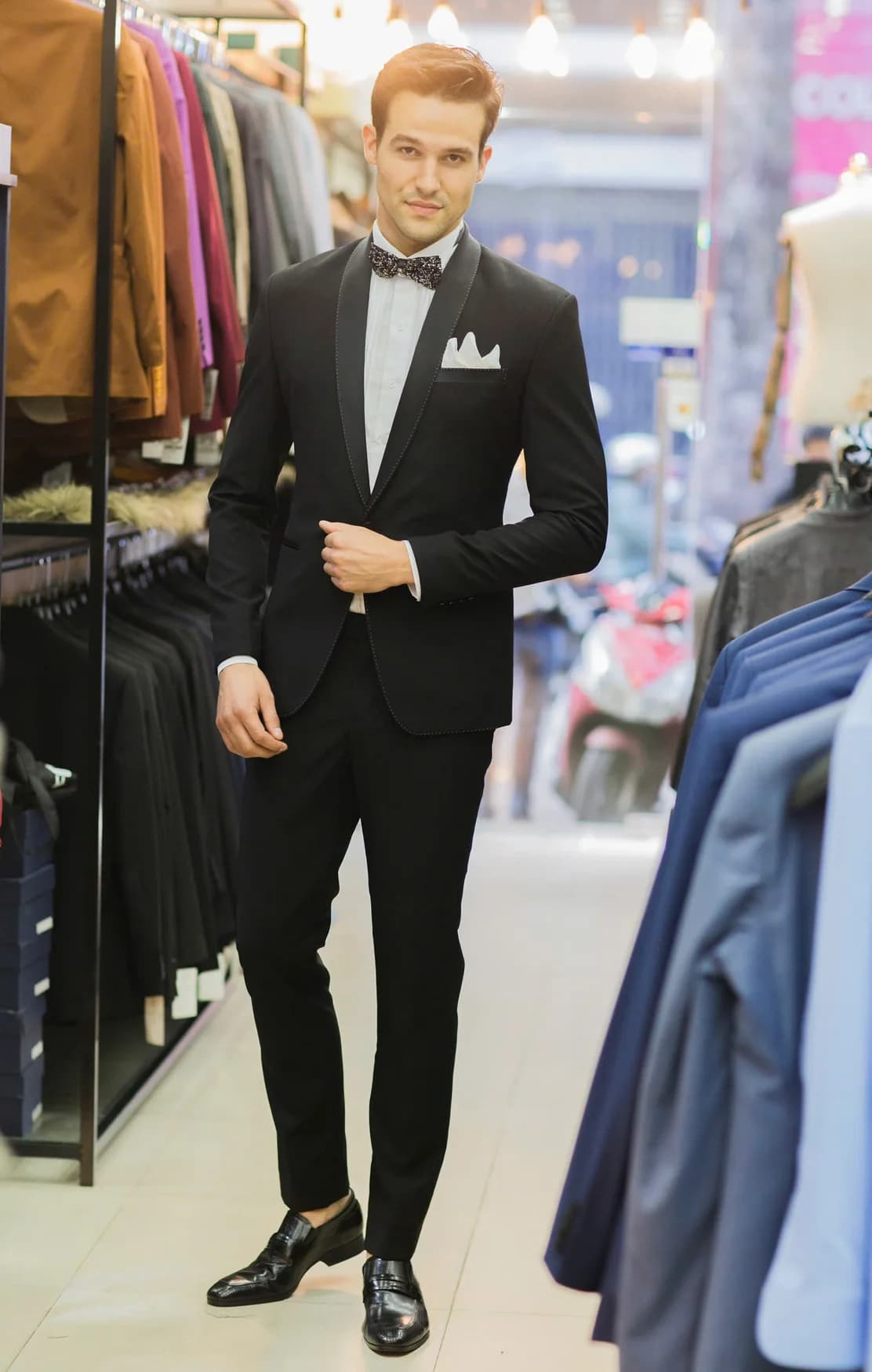 Chàng trai Âu mặc tuxedo đen, nơ hoa và khăn túi trắng, hình mẫu chú rể khi tính ngân sách may vest cưới