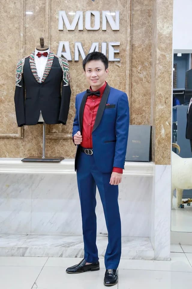 Tuxedo xanh coban cổ lụa đen, sơ mi đỏ rượu và nơ đen nổi bật