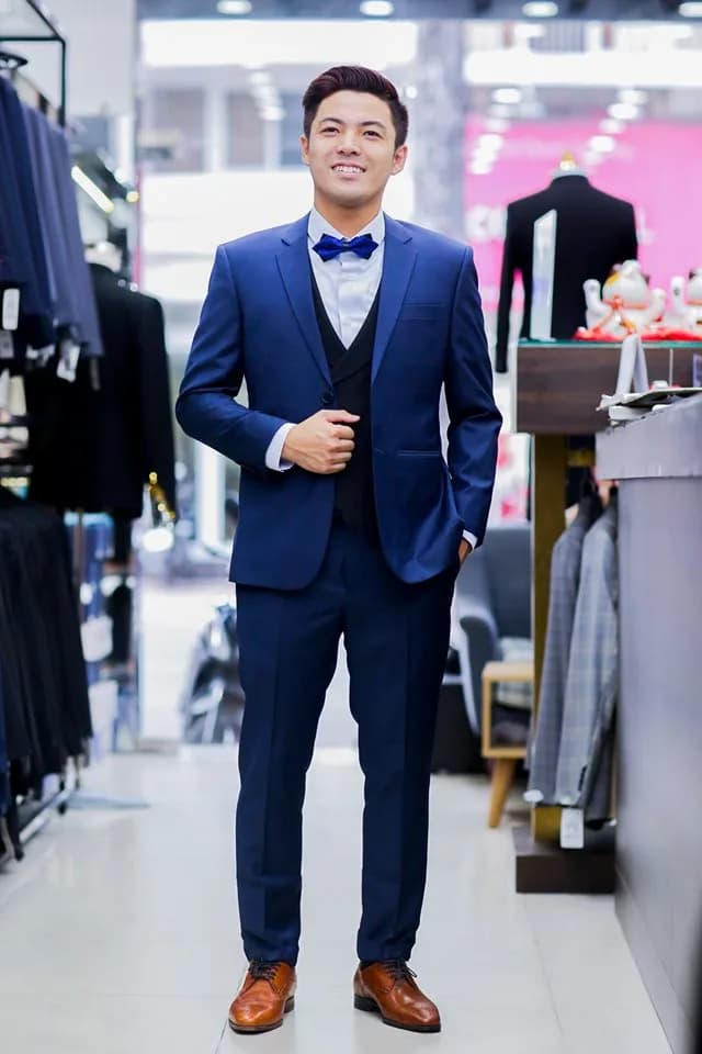 Vest xanh hoàng gia phối gile đen và nơ xanh, nụ cười rạng rỡ, gợi ý cách làm vest chú rể nổi bật