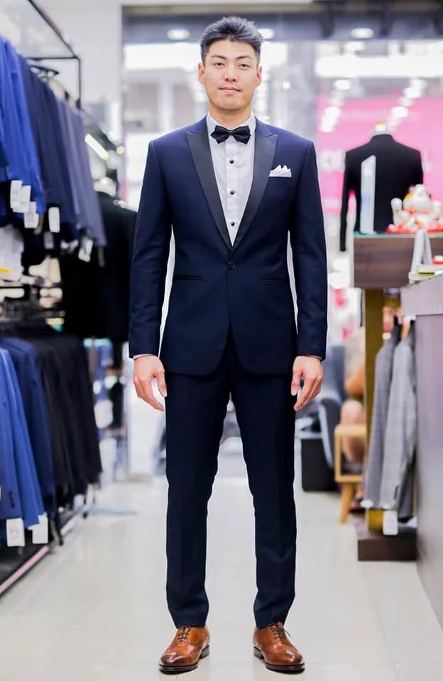 Tuxedo xanh navy ve satin, nơ đen, khăn cài túi trắng thanh nhã
