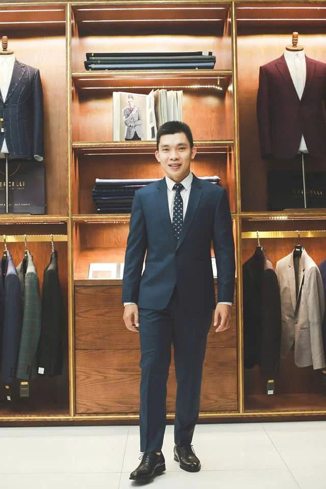 Chàng trai dáng gầy mặc suit xanh navy, cà vạt chấm bi, ví dụ vest cho người gầy