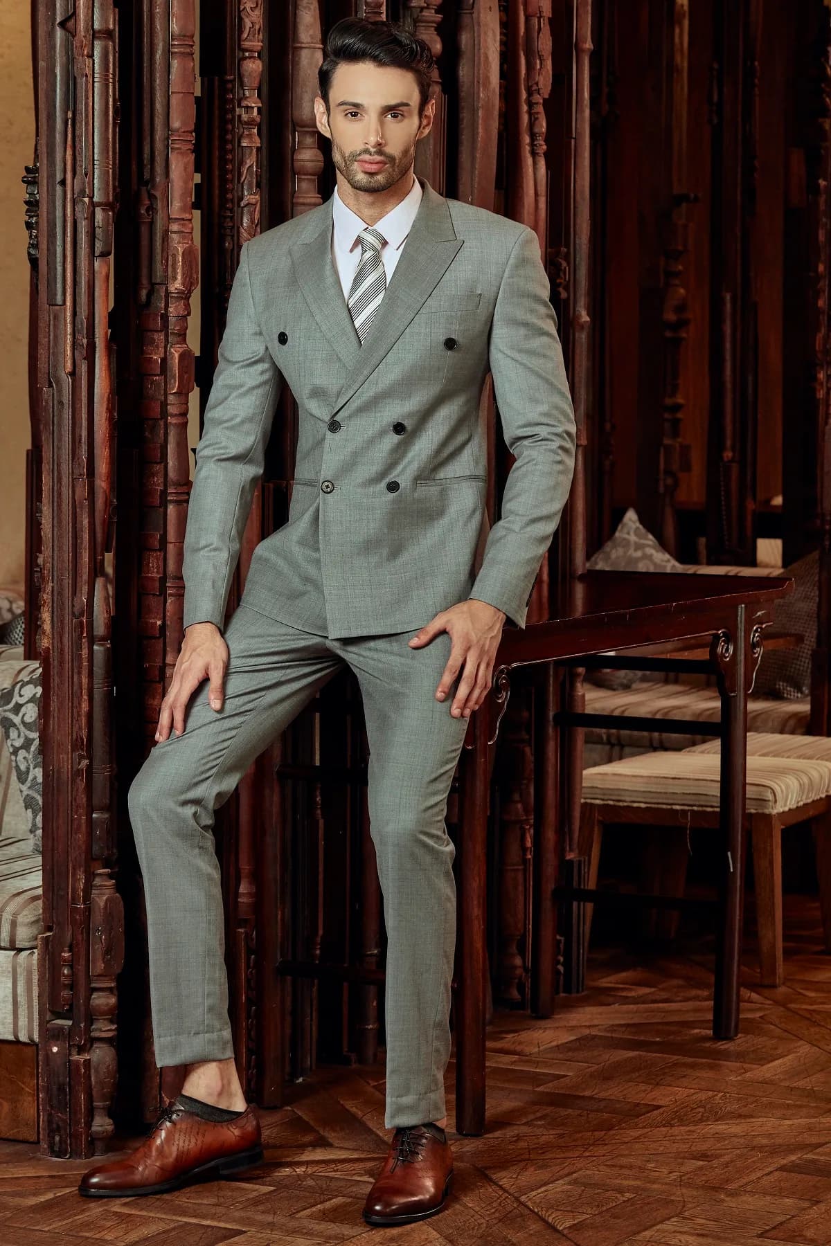 Suit xám nhạt cài hai hàng khuy, ve nhọn, cà vạt sọc bạc thắt nút gọn, minh họa cách thắt cà vạt đơn giản nhất