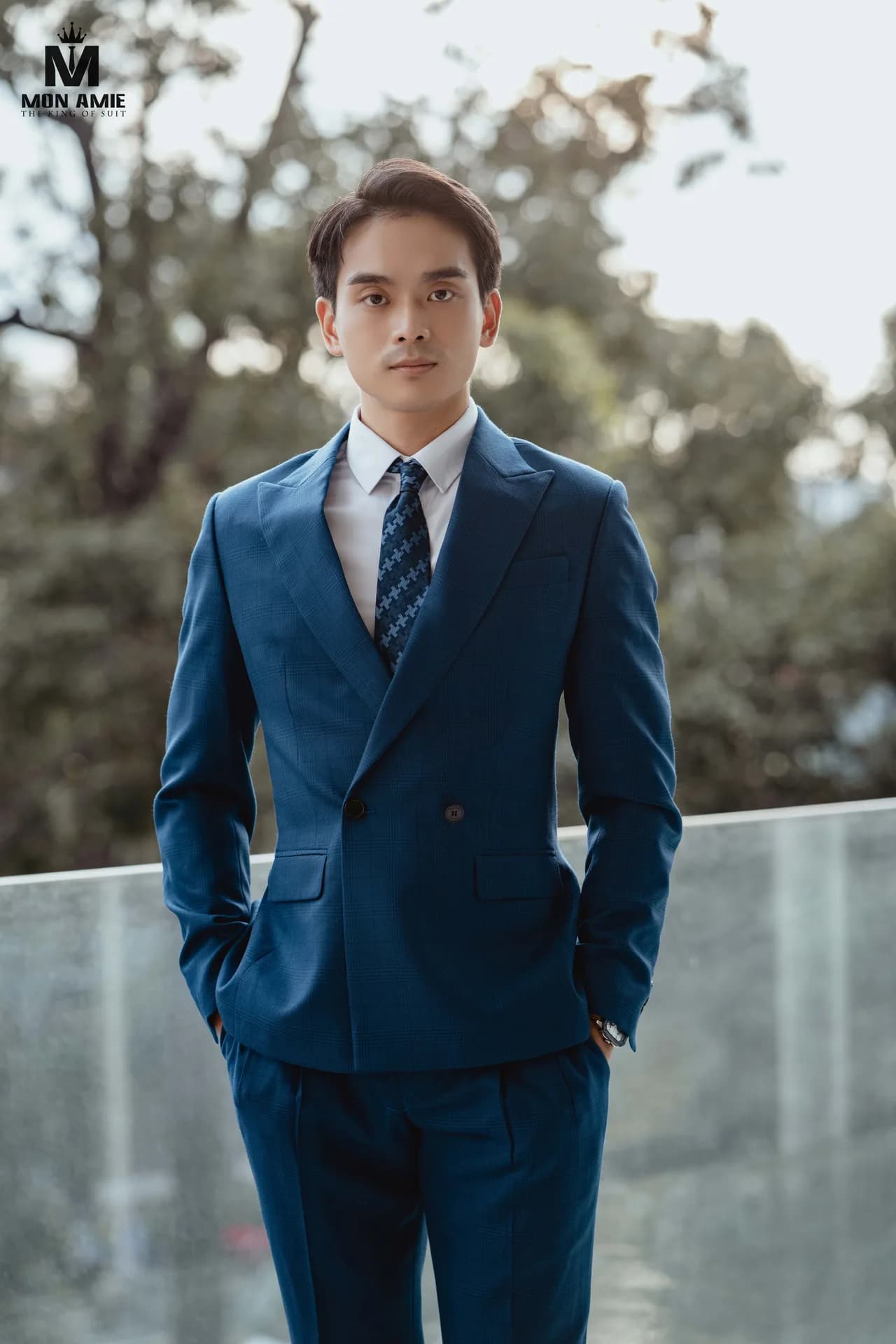 Cận cảnh suit xanh dương ve nhọn hai hàng khuy, hai tay đút túi, chi tiết nhận biết vest nam cao cấp