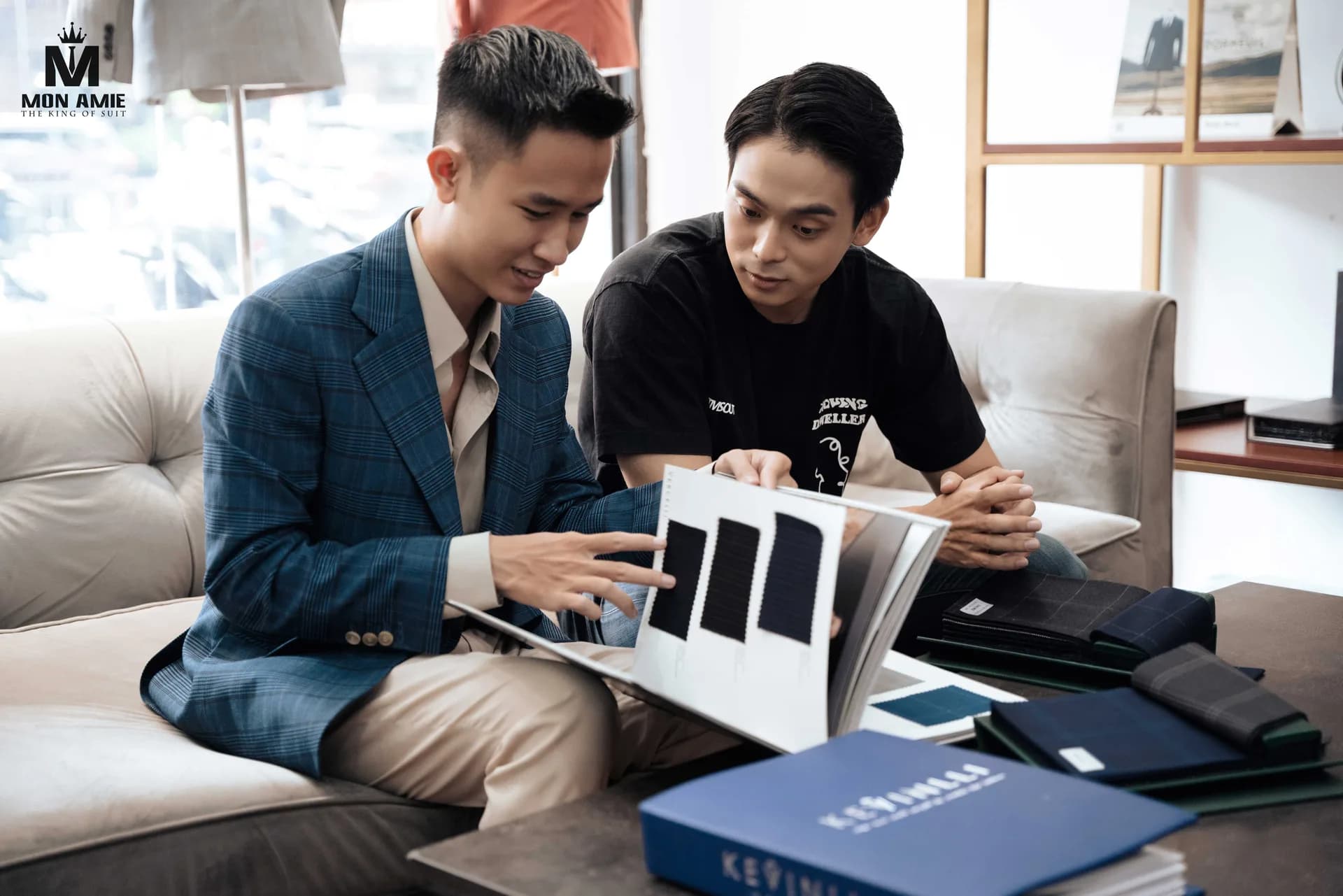 Tư vấn chọn vải từ cuốn mẫu vải ngay tại showroom, bước đầu của lịch may đo vest cưới