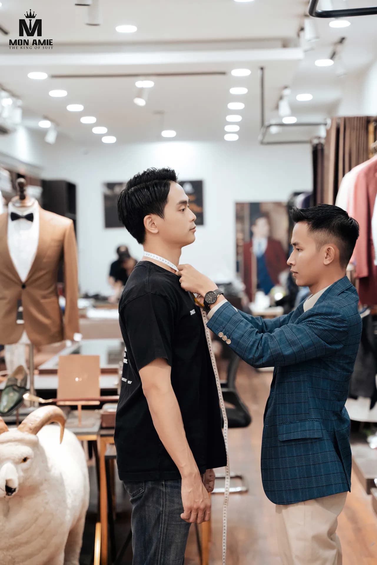 Thợ may vest caro xanh đo vòng cổ cho khách ngay trong showroom
