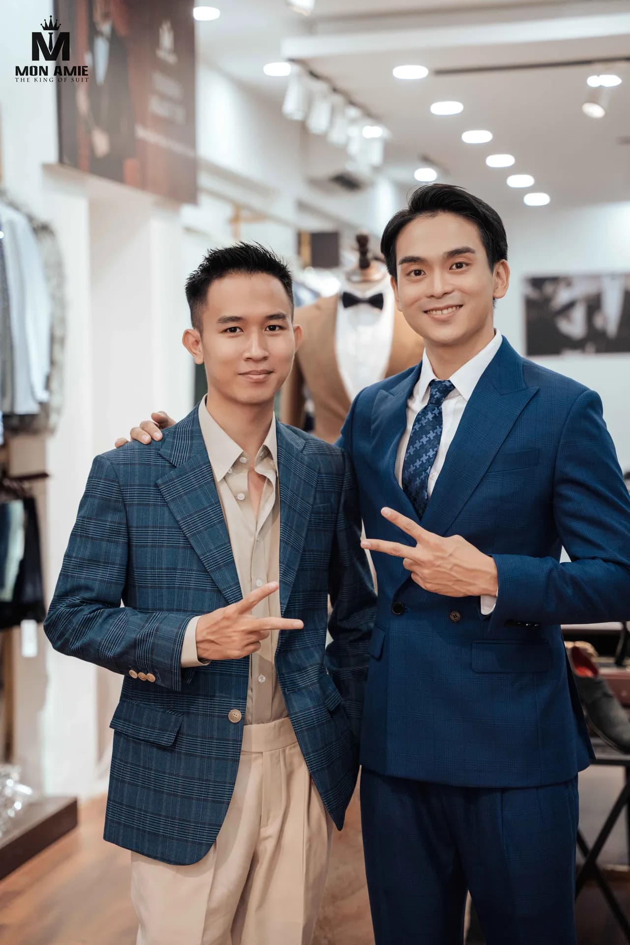 Thợ may vest caro xanh và khách vest xanh sapphire chụp chung trong showroom