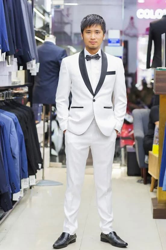 Khách hàng tại showroom — Mon Amie