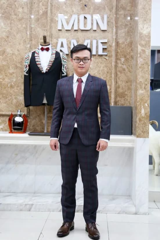 Khách hàng tại showroom — Mon Amie