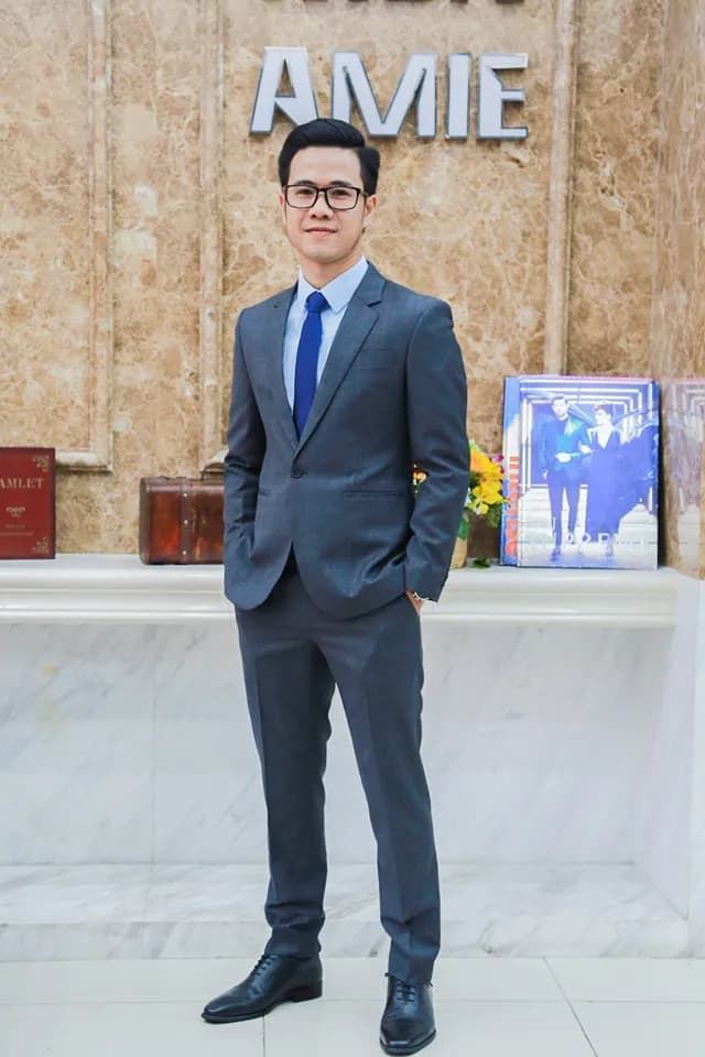 Khách hàng tại showroom — Mon Amie