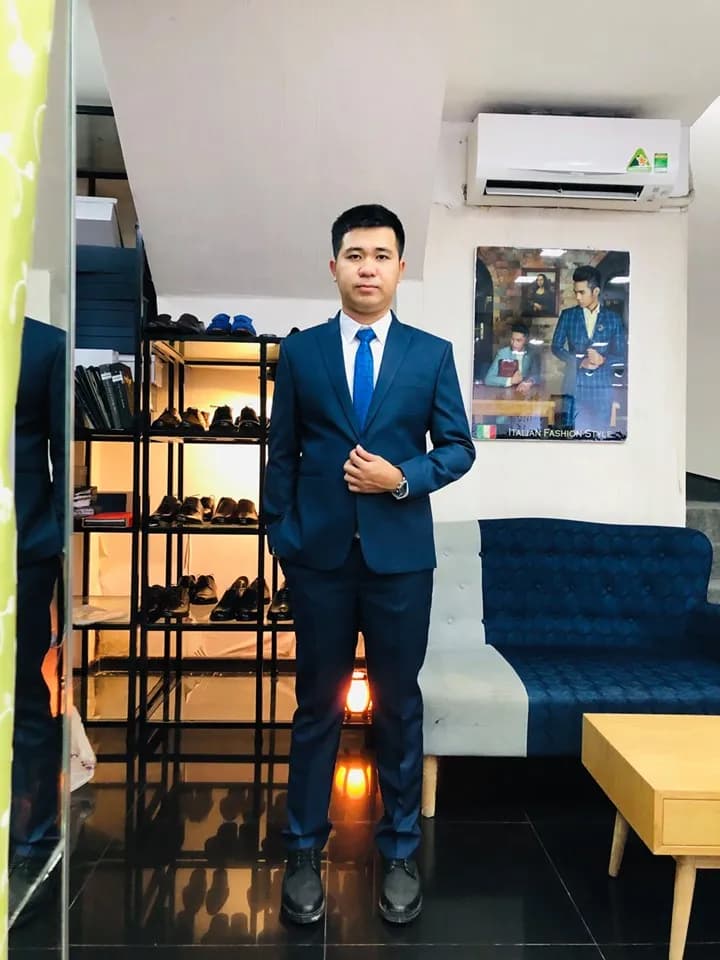 Khách hàng tại showroom — Mon Amie