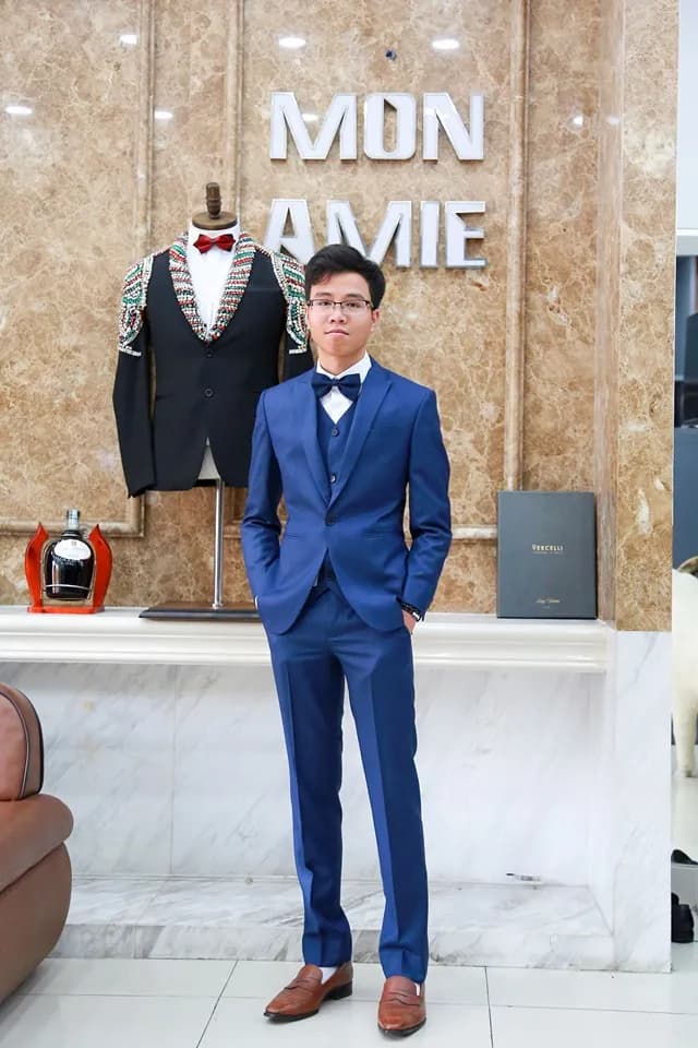 Khách hàng tại showroom — Mon Amie