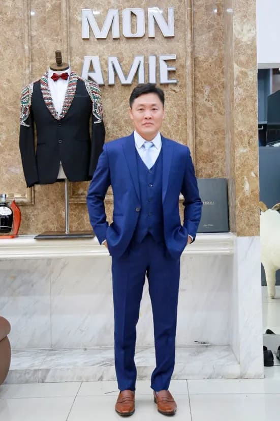 Khách hàng tại showroom — Mon Amie