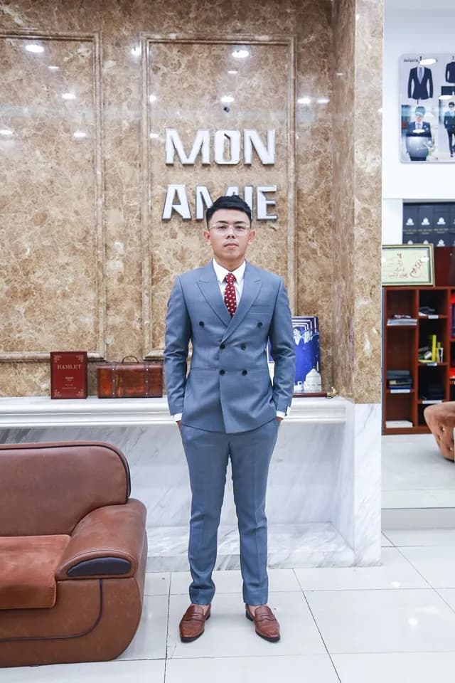 Khách hàng tại showroom — Mon Amie