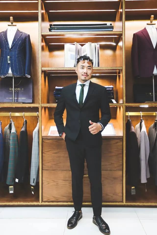 Khách hàng tại showroom — Mon Amie