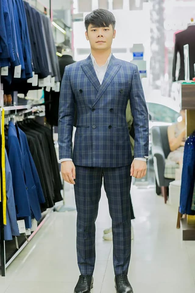 Khách hàng tại showroom — Mon Amie
