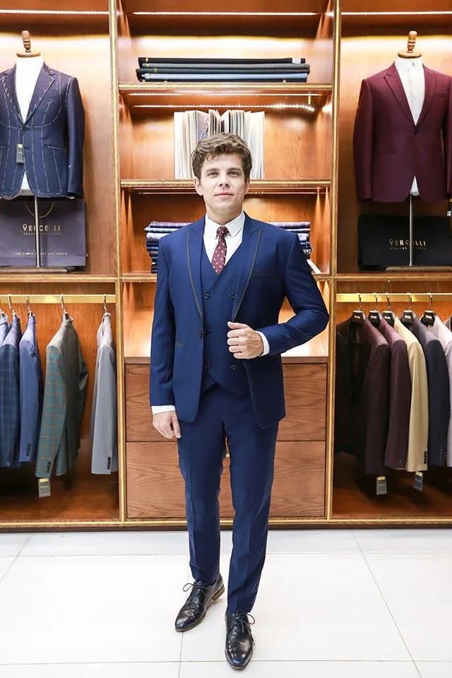 Khách hàng tại showroom — Mon Amie
