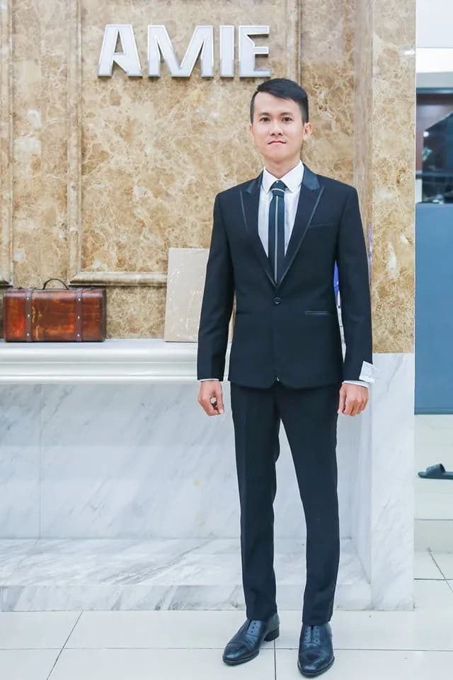 Khách hàng tại showroom — Mon Amie