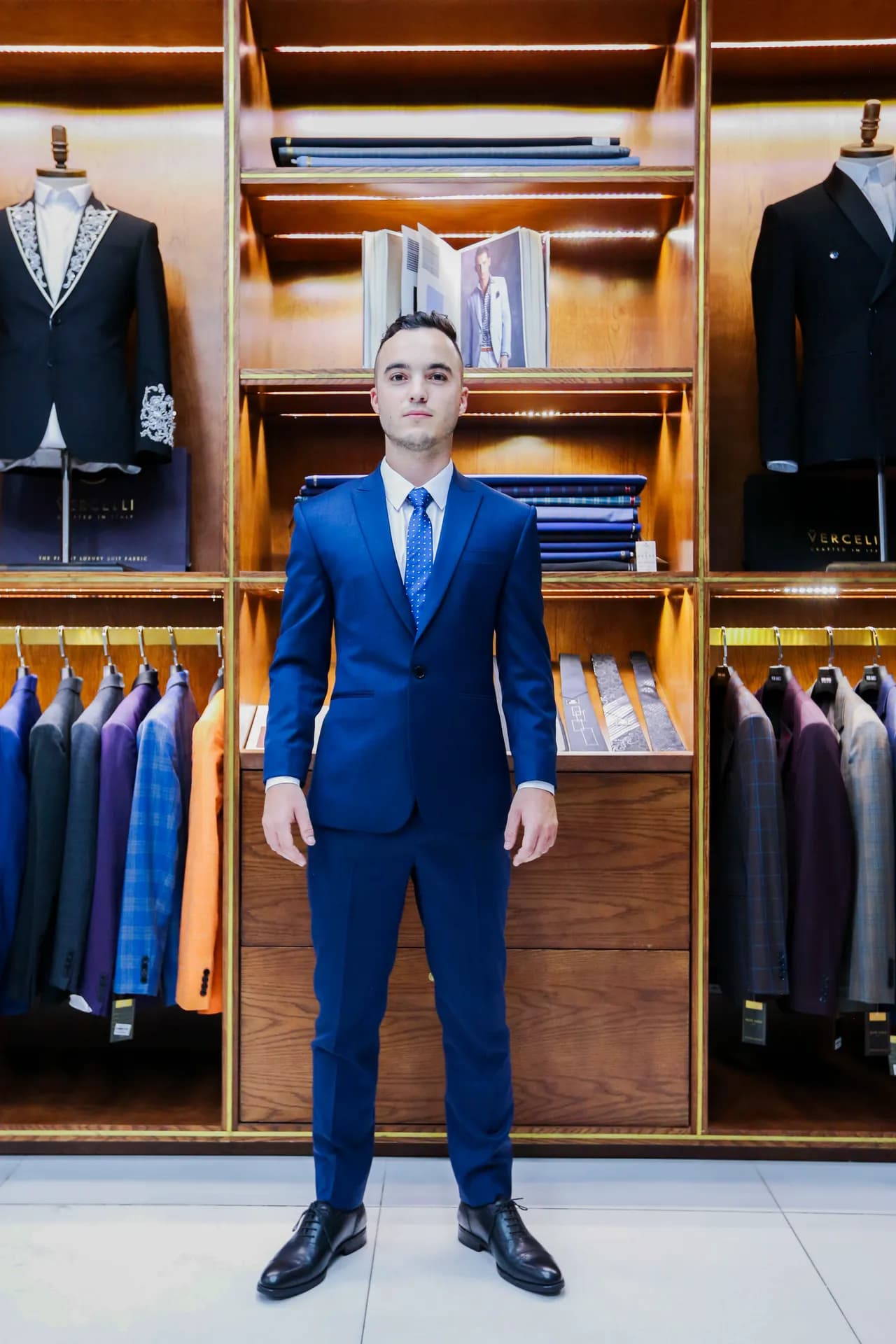Khách hàng tại showroom — Mon Amie