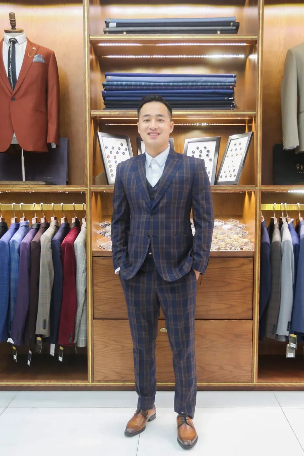 Khách hàng tại showroom — Mon Amie