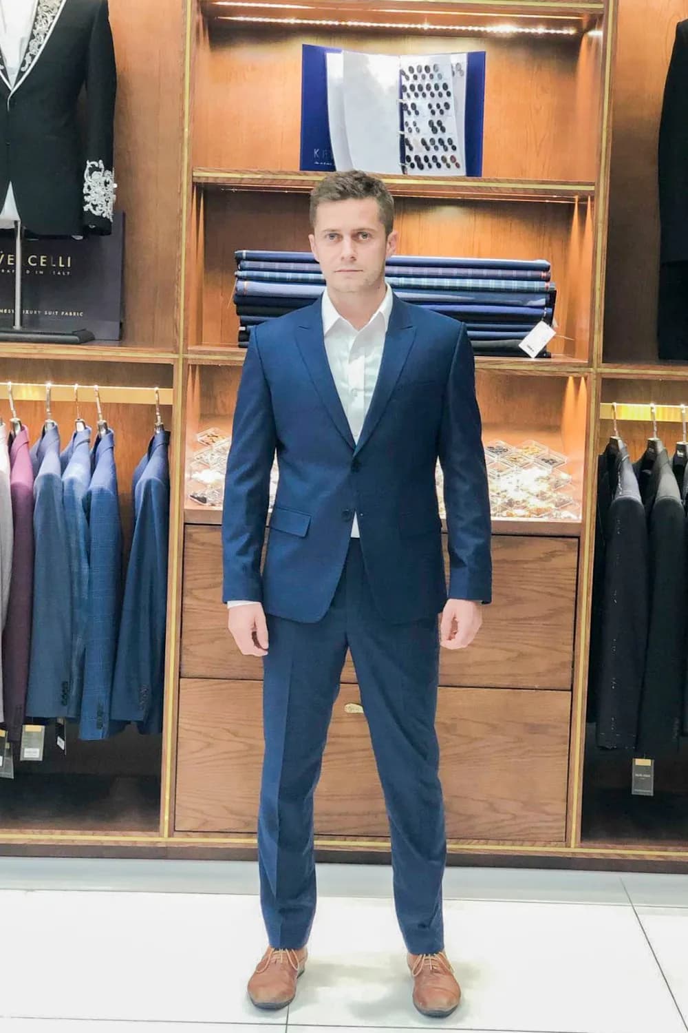 Khách hàng tại showroom — Mon Amie