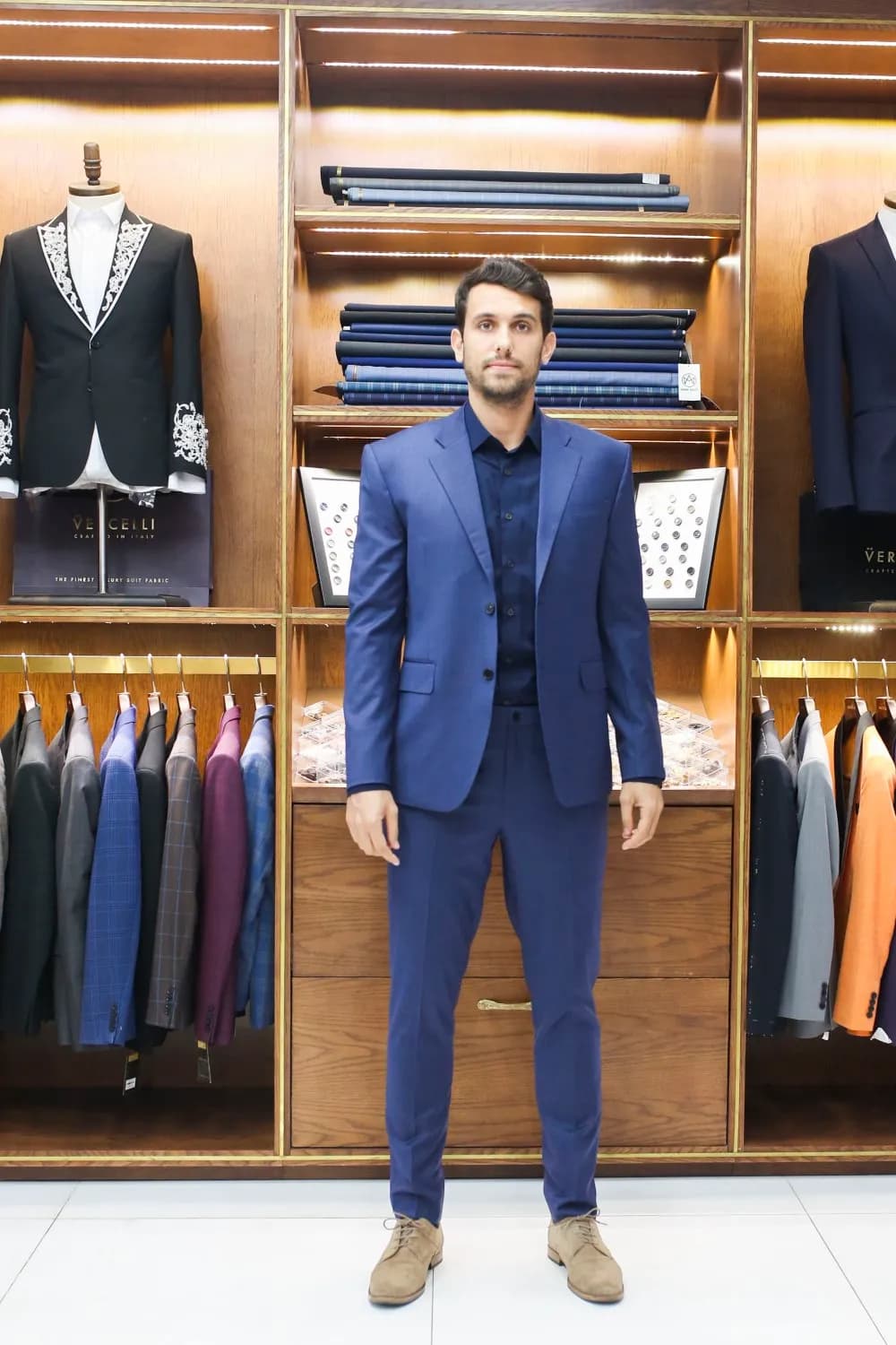 Khách hàng tại showroom — Mon Amie