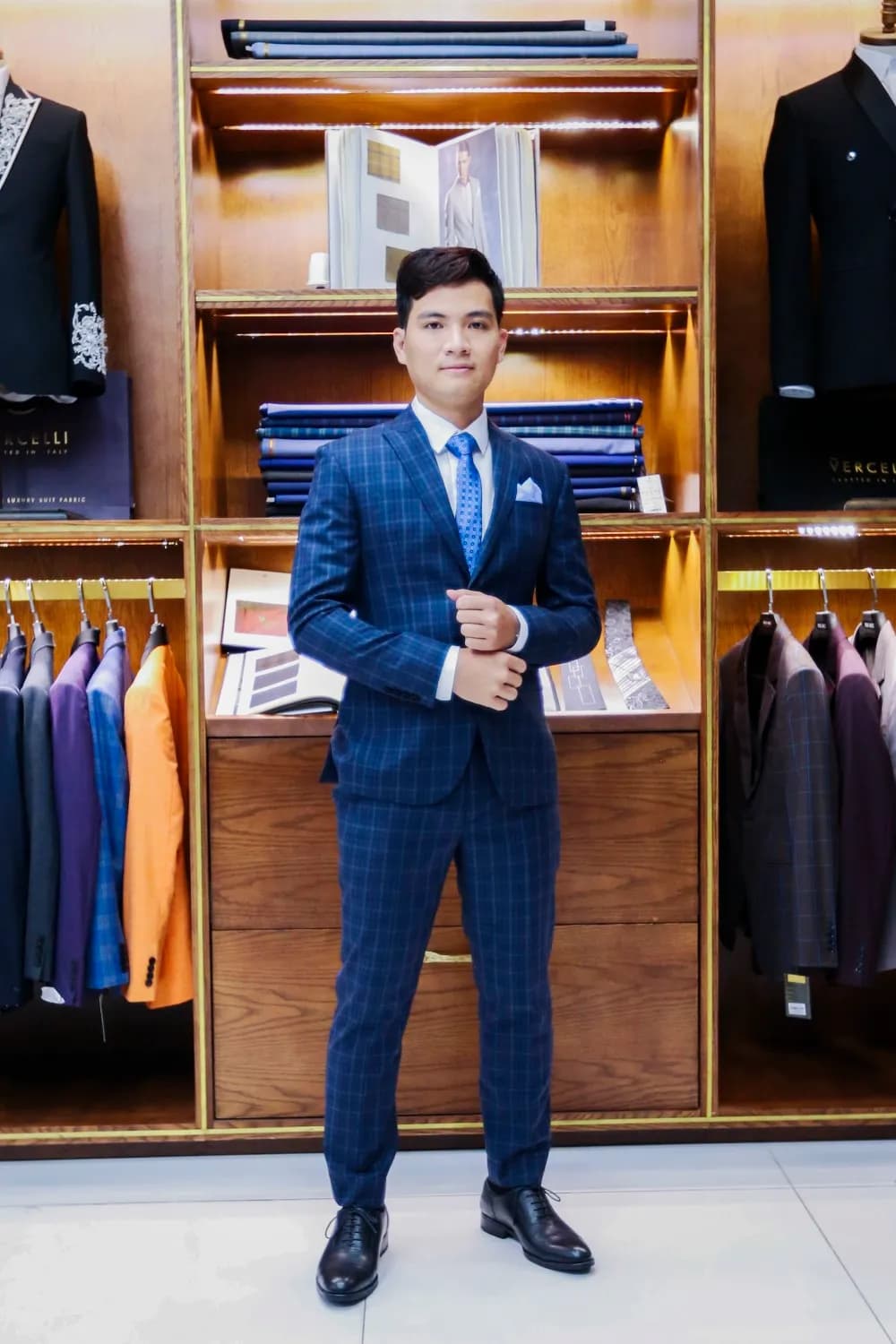 Khách hàng tại showroom — Mon Amie