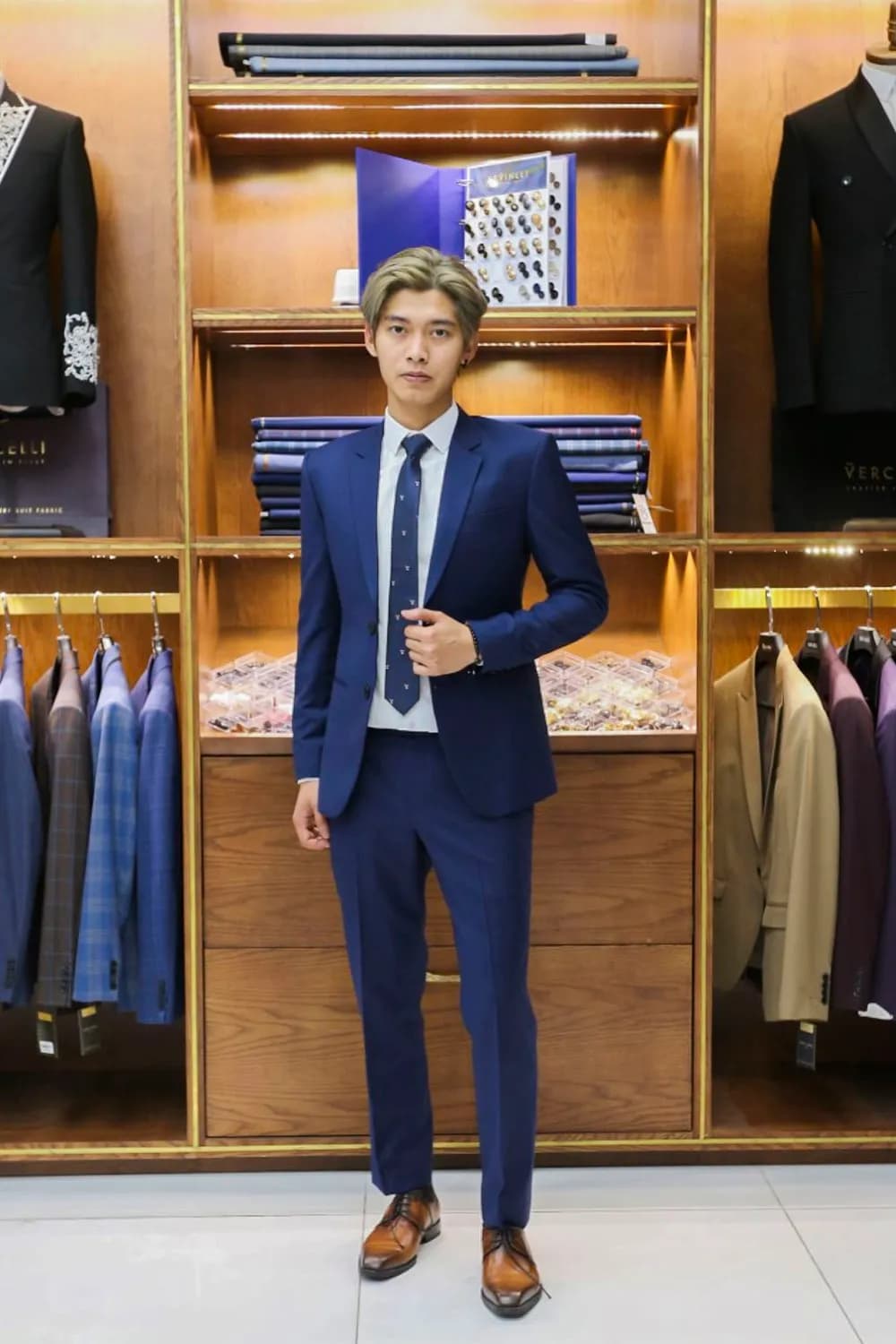 Khách hàng tại showroom — Mon Amie