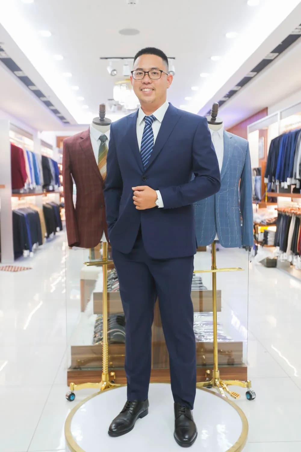 Khách hàng tại showroom — Mon Amie