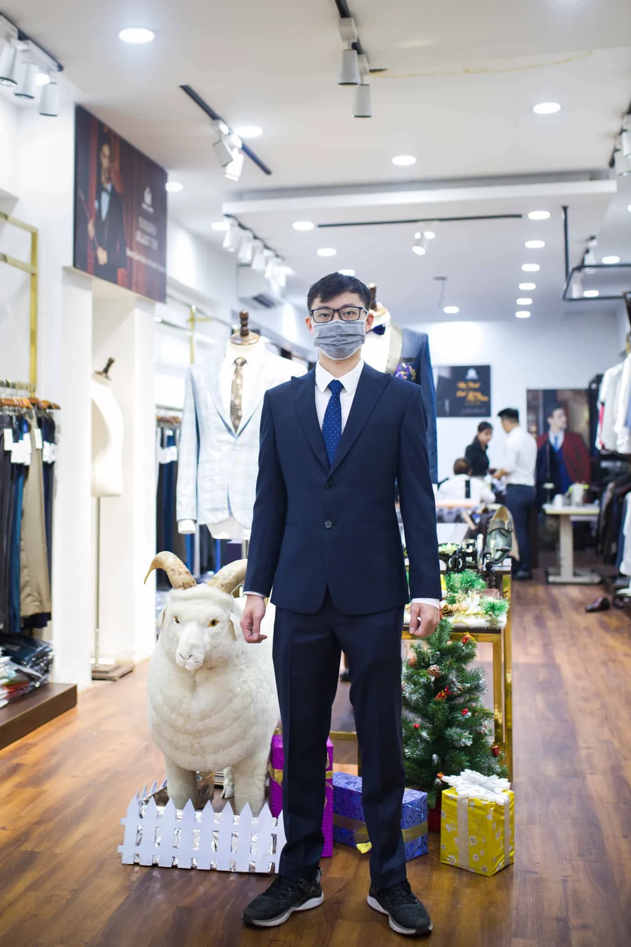 Khách hàng tại showroom — Mon Amie
