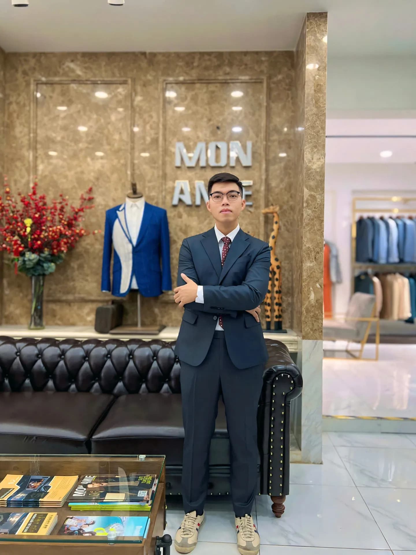 Khách hàng tại showroom — Mon Amie