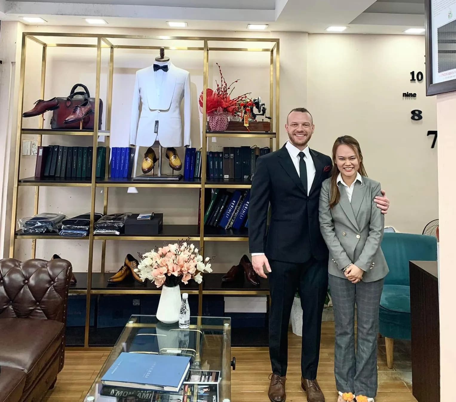 Khách hàng tại showroom — Mon Amie