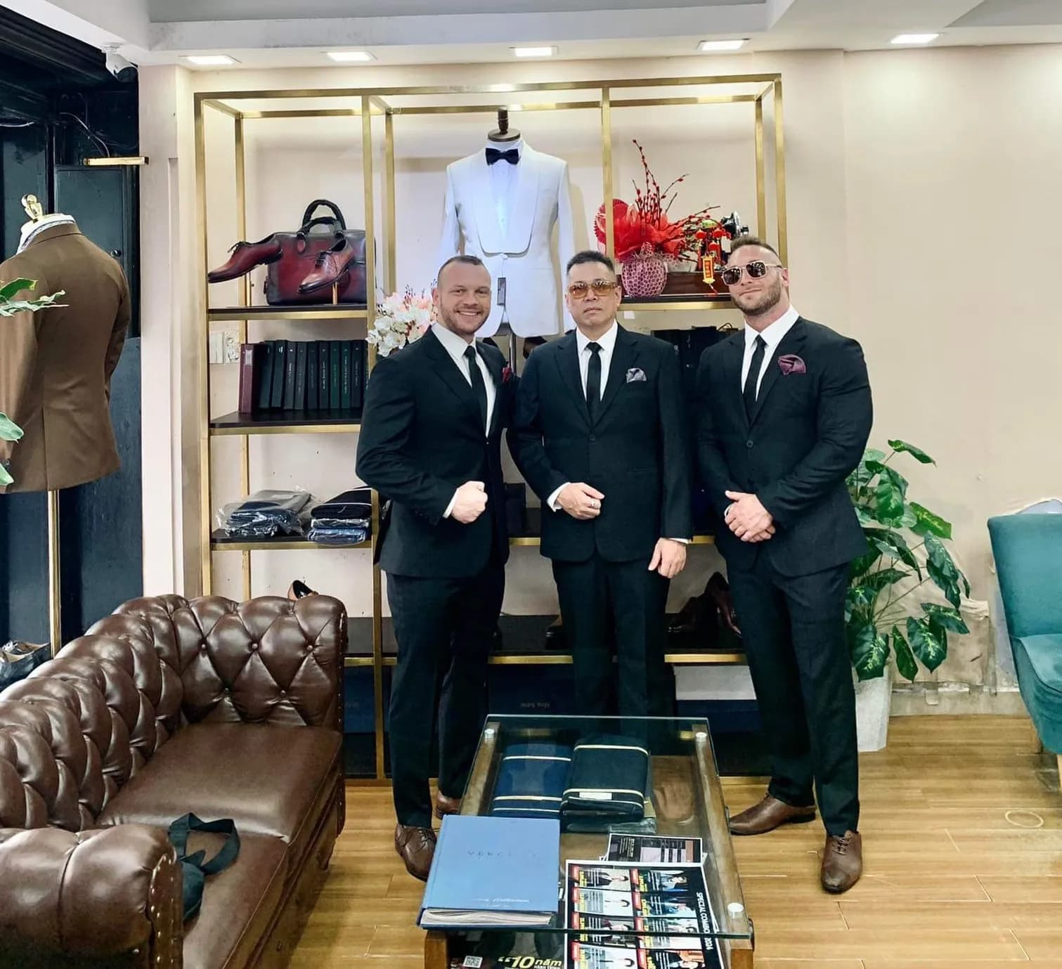 Khách hàng tại showroom — Mon Amie